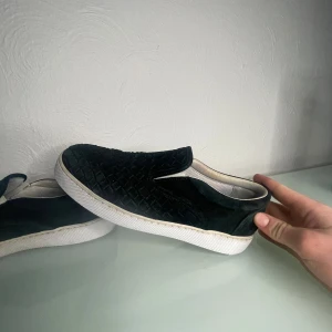 Bottega veneta slip ons - Bottega veneta slipons, de trendigaste sliponsen på marknaden. Dessa har slutats att tillverkad men när de var till försäljning så låg de på ungefär 6000kr. Skick-8/10, hör av er vid funderingar! 