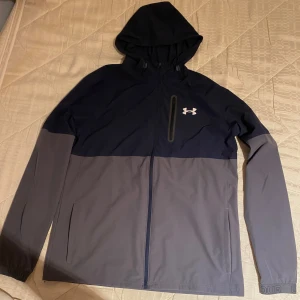 Under armour regnjacka - Använd 2 gånger. Säljer pga att den aldrig kommer till användning.