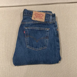 Levi's 501 30/30 jeans - Sköna Levi’s 501 som är använda få gånger. Riktigt najs jeans som har bra passform. Mått 92x38x67. Skickar inom två dagar! Bara att skriva vid funderingar eller liknande🤩