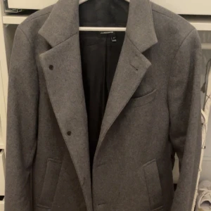 Grå kappa från J.Lindeberg - Snygg grå kappa från J.Lindeberg pris kan diskuteras