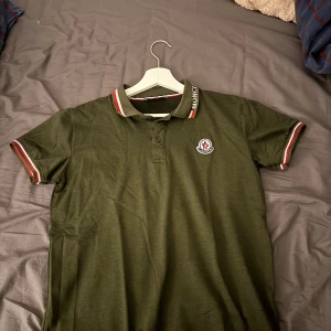 Moncler Piké - Moncler pike i färgen grön ganska ny.