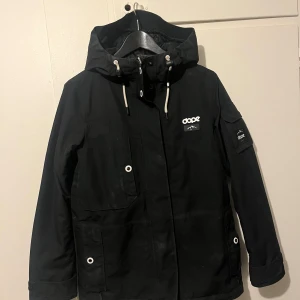 Svart jacka från Dope - Säljer en snygg svart skidjackajacka från Dope perfekt till skidbacken⛷️⛷️ storlek xs.