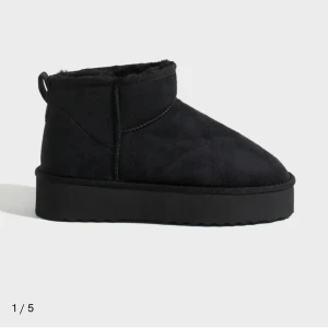Platform boots - höga ”uggs” från nelly 🩷strl 38. helt nya endast testade! säljer då de var för små för mig. nypris 449 kr