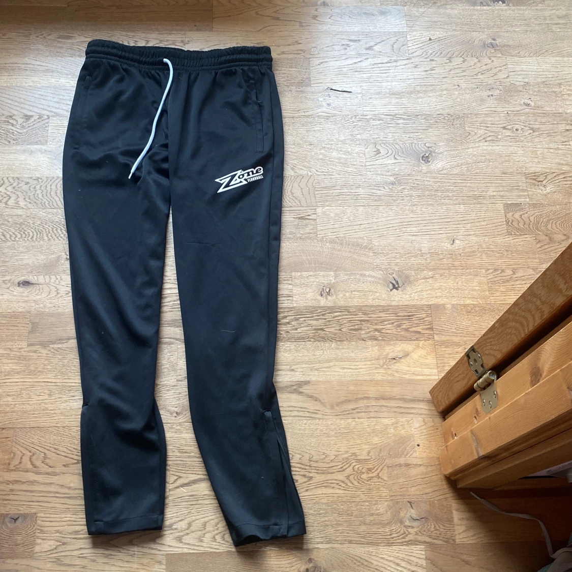Svarta träningsbyxor från Zone Floorball