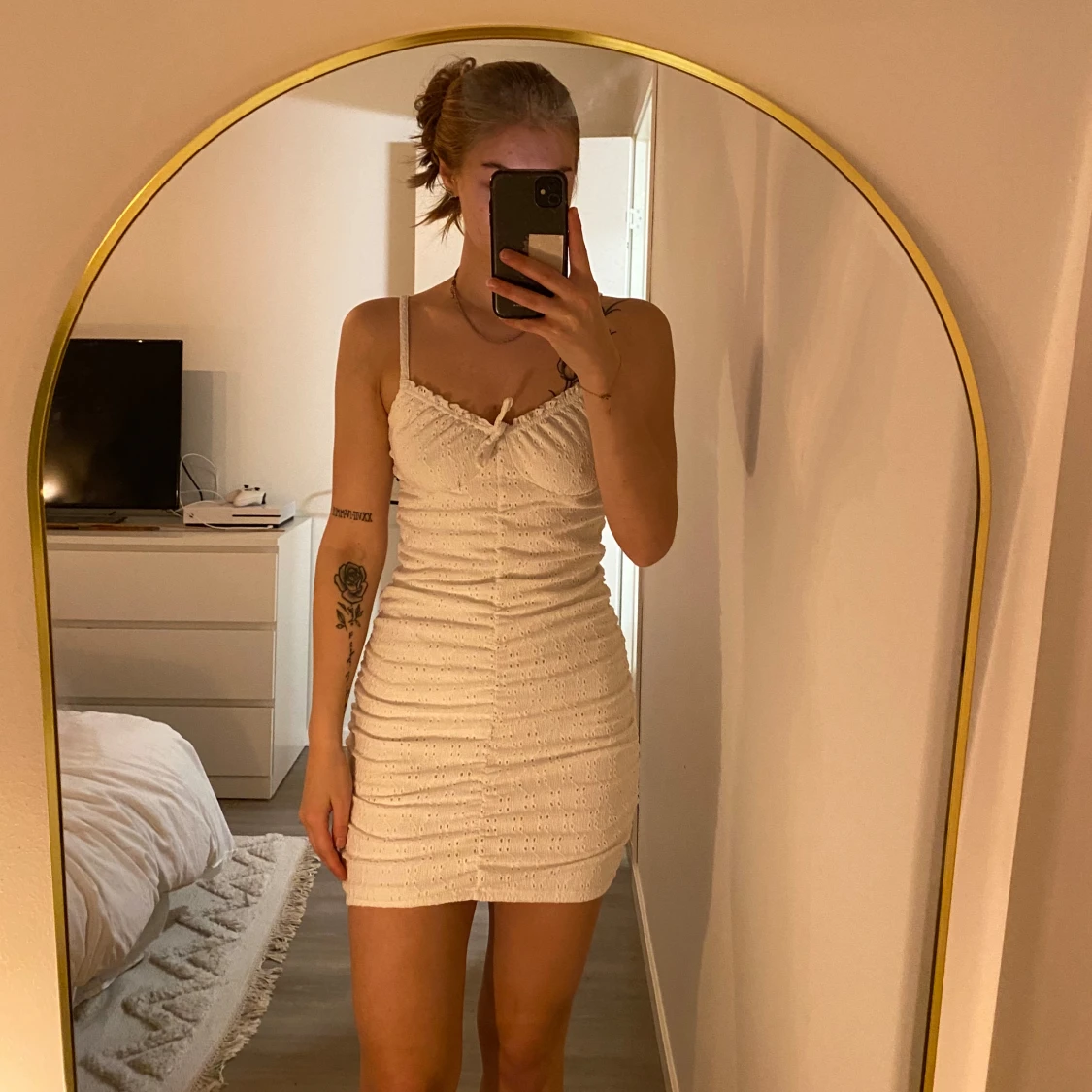 Vit åtsittande klänning