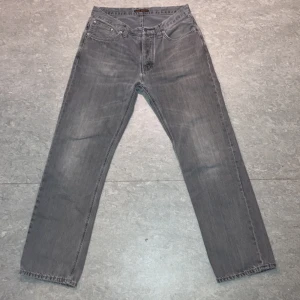 Nudie jeans - Nudie jeans ute nu! Gråa me en ljusare wash, riktigt snygga. 32/32 men skulle snarare säga 31/31 (nudie lägger på en siffra). Lite flared ish men iaf it samma slim fit som de flesta andra nudies. Checka in profilen vetja!