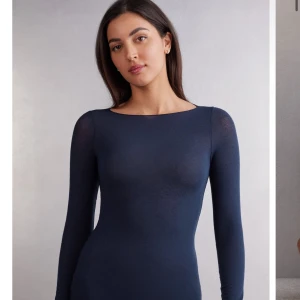 Mörkblå intimissimi tröja - Snygg mörkblå tröja från intimissimi. Storlek S men sitter tajt. Köpt förra året för 600 säljer för 400 men pris går alltid att diskutera. Inga defekter dvs hål eller fläckar. Ny skick då den används 1 gång ❤️