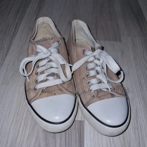 Beige sneakers från Keepers - Säljer ett par beige sneakers från Keepers i storlek 36. Skorna har vita snören och en vit tåhätta. Perfekta för en avslappnad stil.