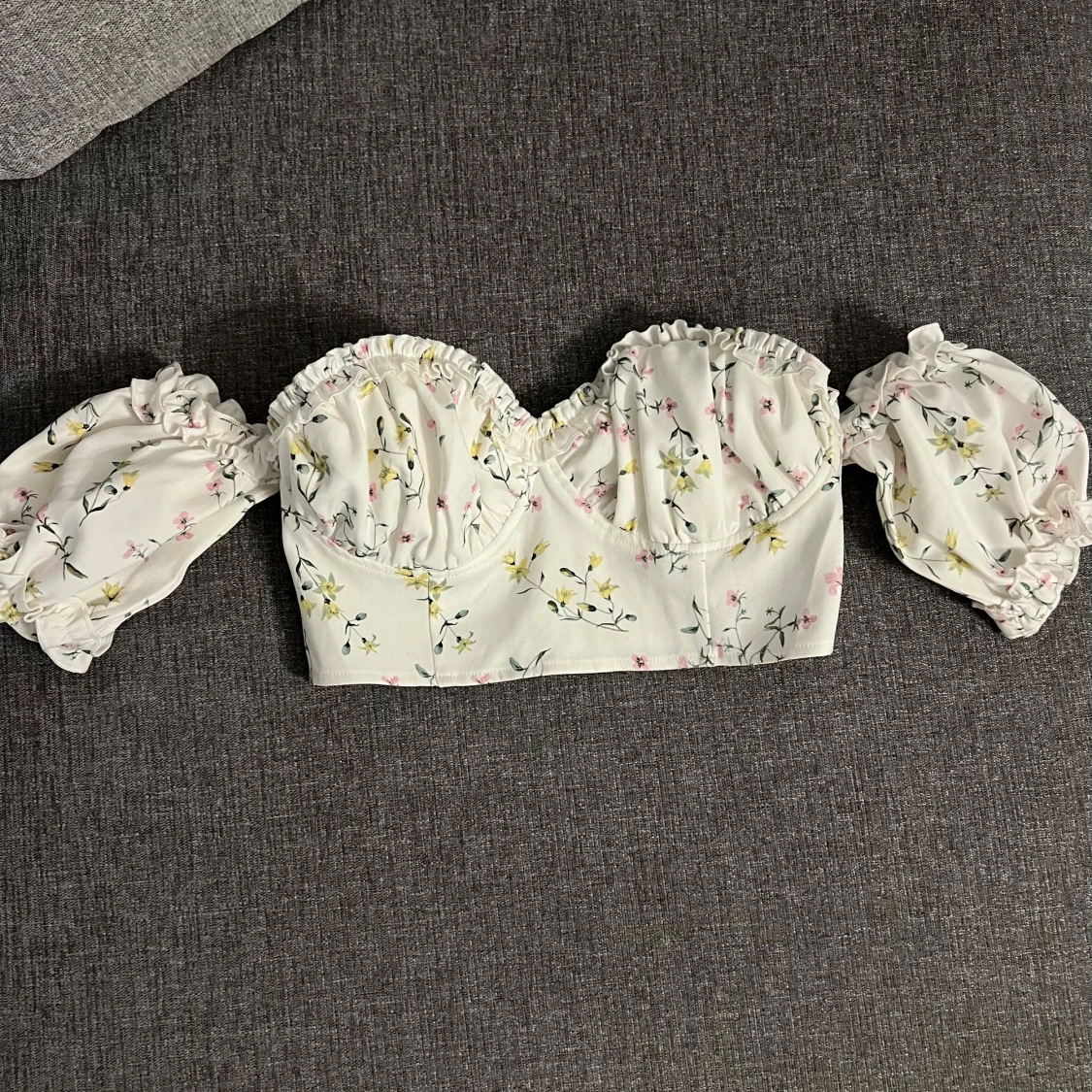 Blommig offshoulder topp från Missguided - 1