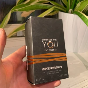 Stronger With You Intensely Eau de Parfum - Säljer en flaska Stronger With You Intensely Eau de Parfum från Emporio Armani. Flaskan är elegant med en rundad form och en metallisk kork. Doften är intensiv och maskulin, perfekt för den som vill sticka ut. Innehåller ca. 20ml.    Hör av er vid frågor eller prisförslag!