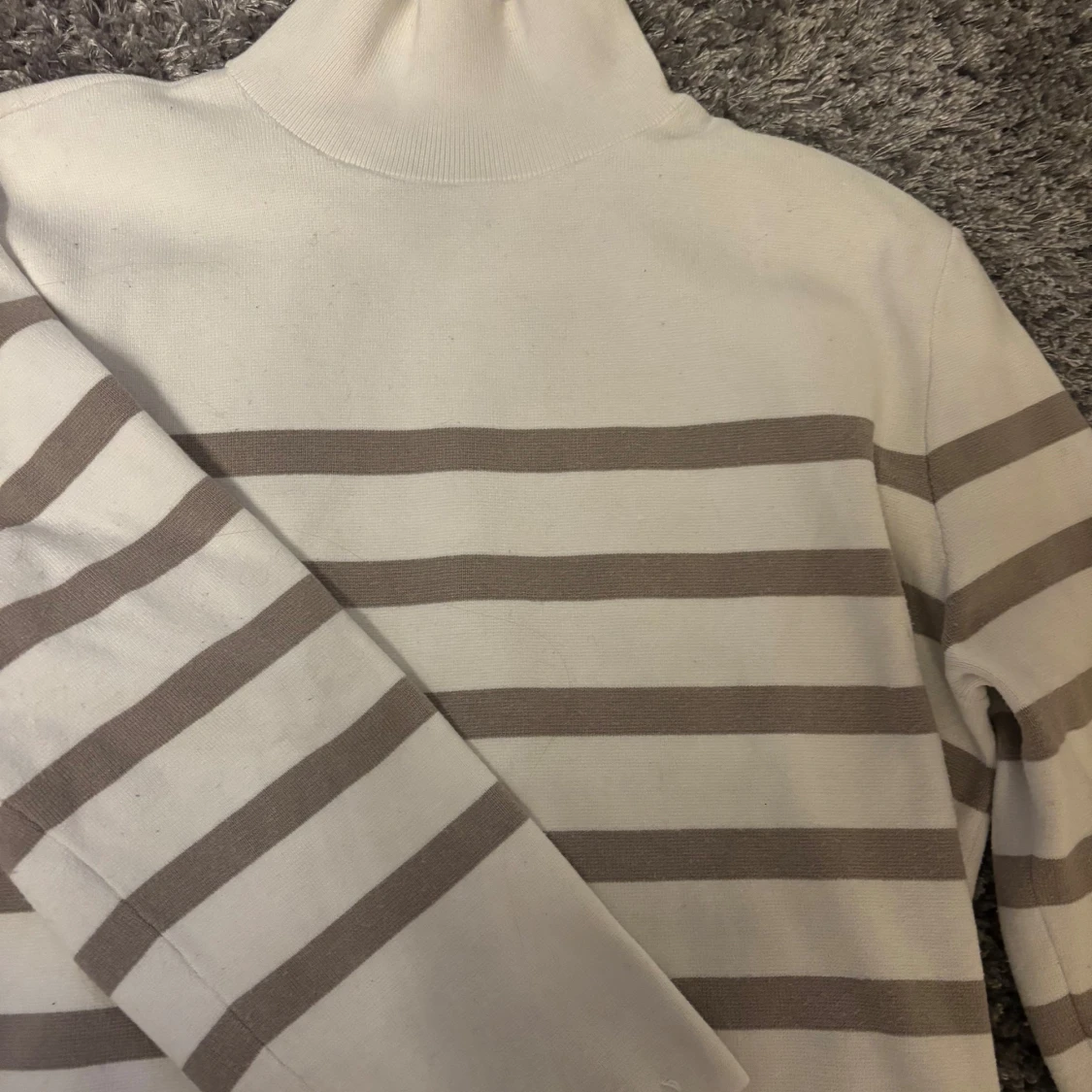 Vit och beige randig polotröja - 1