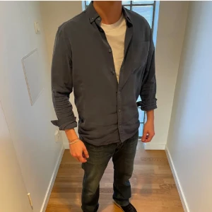 Mörkblå skjorta med knappar - Snygg skjorta