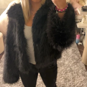 Pälsjacka  - Jätte fint skick men använder inte har haft på mej typ 5 gånger, storlek M men den sittee jätte bra på mej som har s i Jackor annars. 