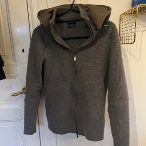 Massimo dutti cardigan  - Säljer en grå stickad cardigan från Massimo dutti då den inte kommer till användning längre. Passar dig runt 175 