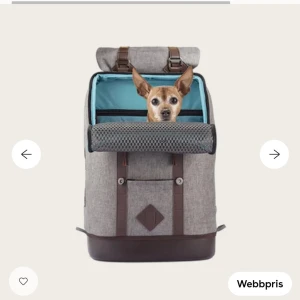 Grå ryggsäck för husdjur - Snygg och praktisk grå ryggsäck för husdjur med bruna detaljer. Perfekt för att ta med din fyrbenta vän på äventyr. Ryggsäcken har en bekväm öppning och mesh för ventilation. Den har också justerbara remmar och flera fickor för extra förvaring. Från märket Kurgo. 