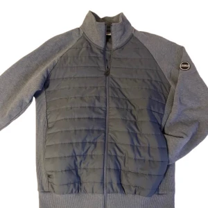 Colmar cardigan - Tja, säljer denna tvärfeta gråa colmar cardiganen. Storlek S i mycket bra skick. Denna cardigan jacka liknar populära monclers modeller och är perfekt under en t shirt eller hoodie inför våren. Priset kan diskuteras vid snabb affär. Mvh