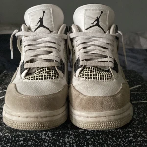  Jordan 4 military black - Säljer ett parNike Air Jordan 4 military black. Väldigt bra skick och priset kan diskuteras.