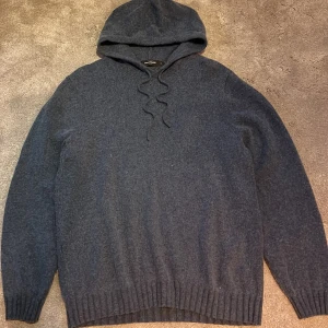 Blå dressman hoodie - Skick: 10/10, perfekt skick - Storlek: XL men passar L bättre