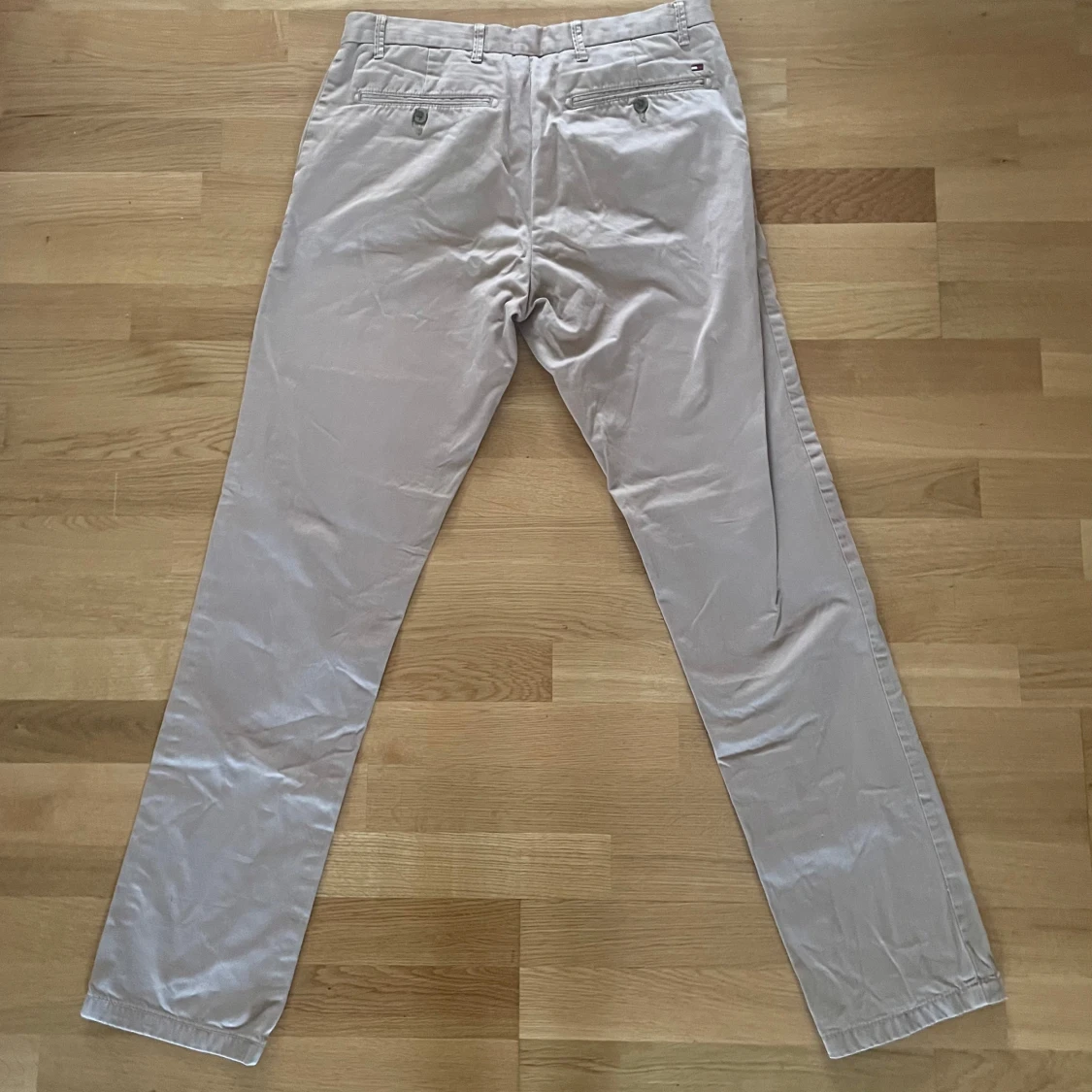 Beige chinos från Tommy Hilfiger - 1