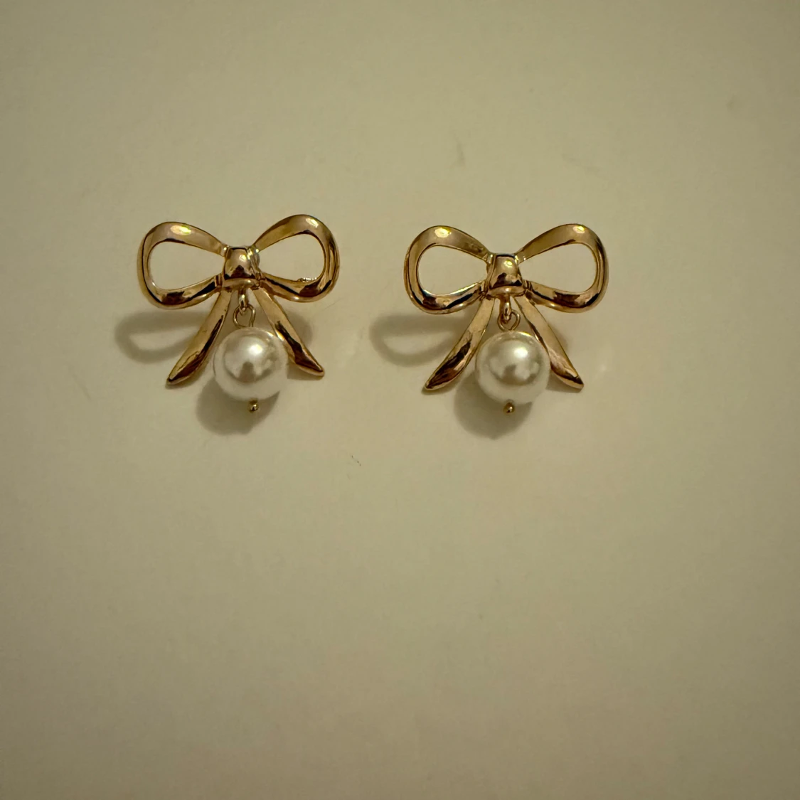 Guldörhängen med rosett och pärla