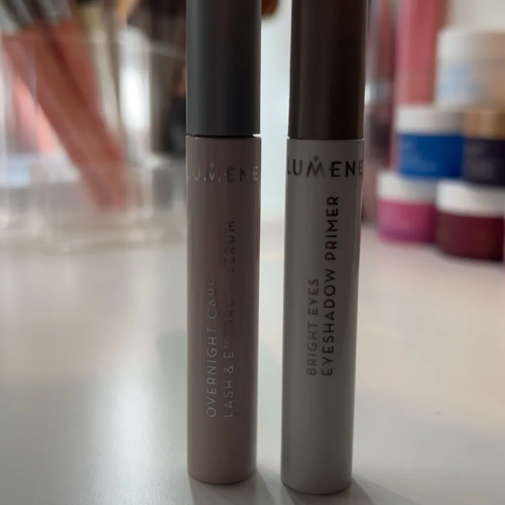 Två produkter från Lumene: ett ögonfransserum för nattbruk och en ögonskuggsprimer. Båda är öppnade men oanvända 1 för 150, 2 för 250. Beauty.