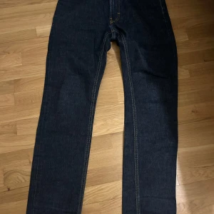Mörkblå jeansbyxor - Snygga mörkblå jeansbyxor med klassisk design. De har en rak passform och är perfekta för en avslappnad stil. Byxorna har fickor både fram och bak samt en dragkedja i gylfen.