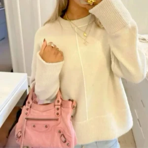 Vit stickad tröja från Zara - Säljer denna jätte snygga trendiga tröja från Zara!!🥰💞 säljer då den ty är inte kommer till användning så ofta. Kom privat för bilder💕kan diskutera pris vid snabbt köp🥰🤗