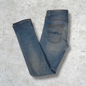 Nudie jeans - Nudie jeans i stl 29W 34L i mycket bra skick utan några defekter. Modellen är ”Grim Tim” vilket är slim fit. Pris är förhandlingsbart, skriv till mig vid frågor.