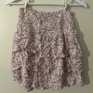 Blommig volangkjol  - Supergullig blommig volangkjol från BikBok❣️passar perfekt till sommaren. knappt använd.