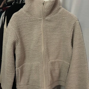 Teddyjacka Lager 157 - Mysig beige teddyjacka från Lager157. Är helt ny med prislapp kvar och är i stl S!🤍