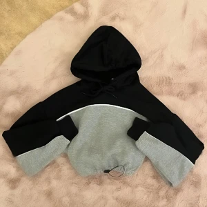 Svart grå cropped hoodie - Svart grå crop hoodie med dragsko, strl XS, endast testad