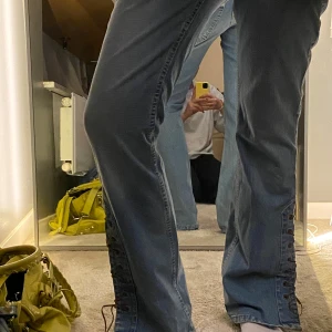 Snygga jeans med snörning - Coola jeans med snörning som tyvärr inte kommer till användning. Modellen är 168💕❤️‍🔥