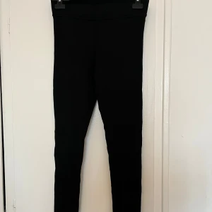 Svarta leggings från Gina Tricot - Snygga svarta leggings från Gina Tricot. Perfekta för en stilren look och bekväma att bära hela dagen. 
