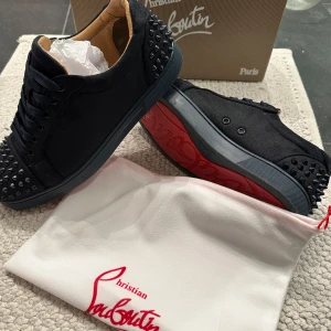 Säljer Loubs pris kan diskuteras vid snabb affär - Loubs bra skick med dubbs bak och fram. Använts väl och inga större tecken, ända deffekt är att texten på sulan är nästan borta. Storlek 43