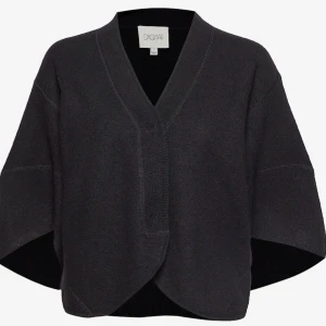 Dagmar kofta - Snygg svart stickad kofta från Dagmar,i väldigt fint skick! Så snygg och trendig 😊nypris 4000:-