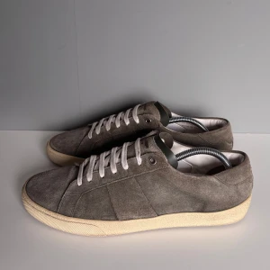 Saint Laurent skor - Säljer ett par Saint Laurent skor i storlek 45, cond 8,5/10 bra skick på mockan men lite heeldrag. Tillkommer endast skor!