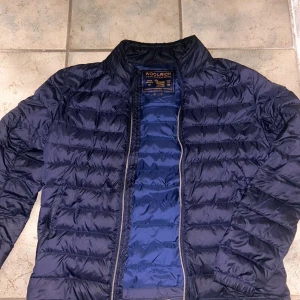 Woolrich jacka - Säljer en riktigt fet woolrich jacka i jättfint skick. Modellen på bilden är 182. Tveka inte på att höra av dig!
