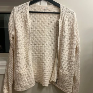 Stickad koftq - Så så så söt, strl (1) motsvarar S/M! Köpt nypris för 1400❤️