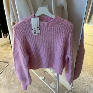 Stickad rosa tröja - Säljer den här superfina rosa stickade tröjan från zara som jag köpte för ett tag sen så finns inte i butik. Helt oanvänd med prislappen kvar💓