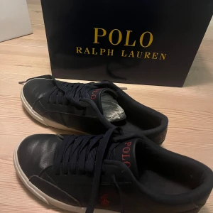 snygga polo skor - 8/10 skicka bra till skolstarten