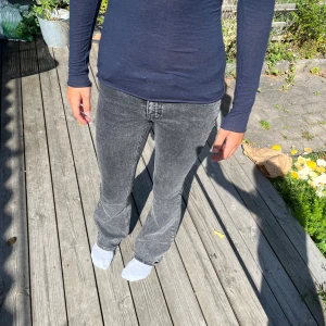 Low Waits bootcut jeans!! - Säljer mina lowwaist bootcut jeans ifrån Gina tricot!! Dem är försmå för mig så därför sitter dem lite konstigt men dem är superfina💗💗 strlk 32 och är i bra skick förutom lite nertrampade i hälarna! Perfekt längd för mig som är 165💗 