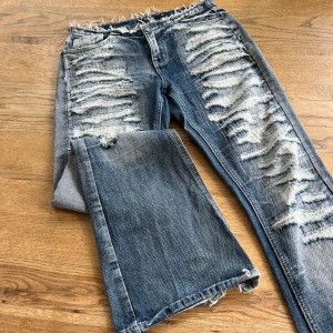 Jaded london jeans  - Jättefina jaded london jeans som jag köpt här på Plick o de ser ut som nya. Midja 38,5 cm rakt över  