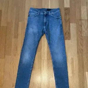 Tiger of Sweden jeans i riktigt snygga färg och i väldigt bra skick. Inga defekter. Storleken är W28 L32 och är ni Slim fit.Ny priset är 1600kr men mitt är 450kr, priset kan också diskuteras vid snabb affär 🙌