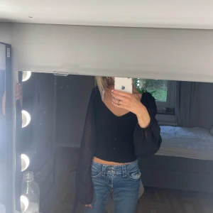 Svart blus - En så söt svart blus me några knappar som detaljer, i nyskick💓
