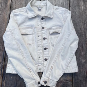 Jeans Jacka  - Jeans jacka säljes för endast 100 kr priset kan eventuellt diskuteras. Den är knappt använd därför är den i väldigt bra skick. 