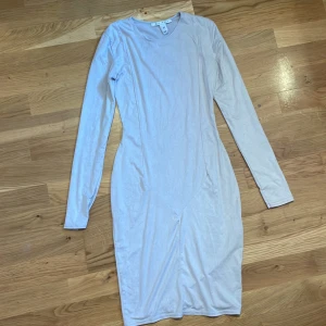 En klänning i mjukt tyg  - En grålila aktig klänning i mjukt tunt material