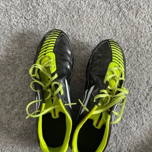 Ett par F50 i bra skick - Säljer ett par fina Adidas F50. Dom är inprincip helt oanvända. (Max 3 gånger) Hör av er om ni har frågor!