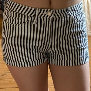 Randiga shorts - Coola shorts i bra skick förutom lite fläckiga på ett ställe som knappt syns när de är på, se bild.