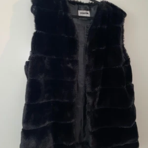 Höst/vår väst - En fluffig väst 