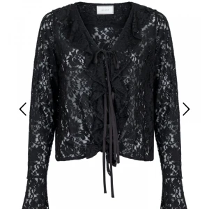 neo noir blus i spets  - säljer denna fina spets blus med volang från neo noir, köpt på nelly för 749kr. använd max 2 gånger